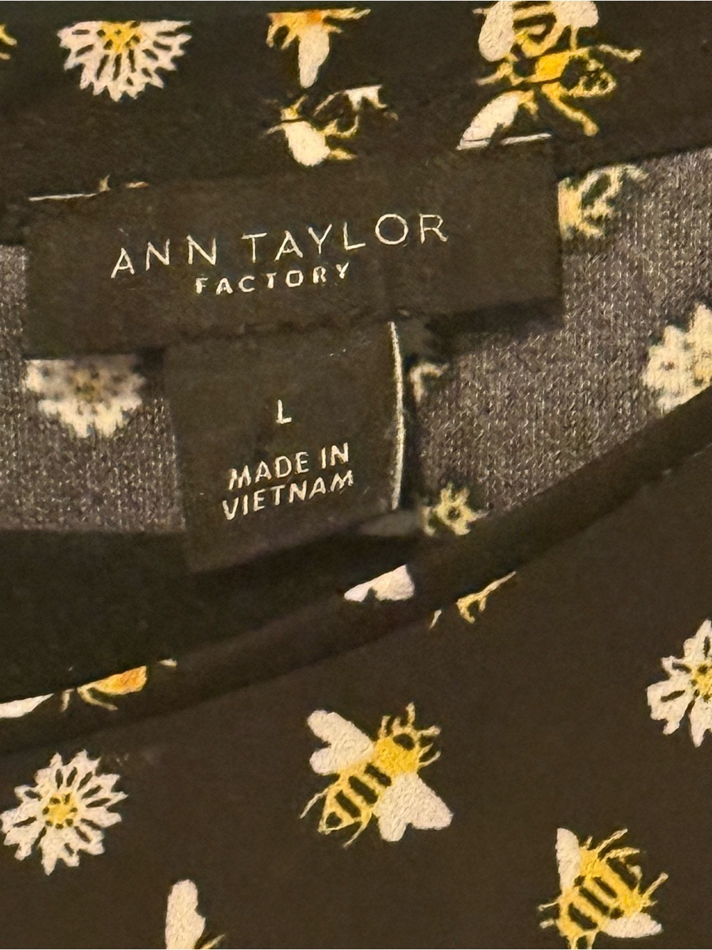 🐝 Ann Taylor Factory Women’s Print Bee  Daisy Black Blouse - Size L Cottagecore - Picture 3 of 10